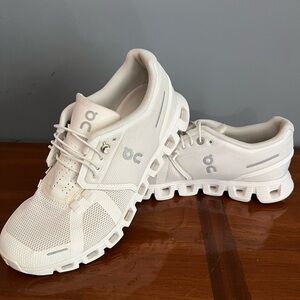 7.5 White On Cloud Womens Shoes